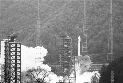 12月26日11时26分，我国在西昌卫星发射中心用运达三号乙运载火箭与远征一号上面级，成功发射第57、58颗北斗导航卫星。新华社发（邱立军摄）